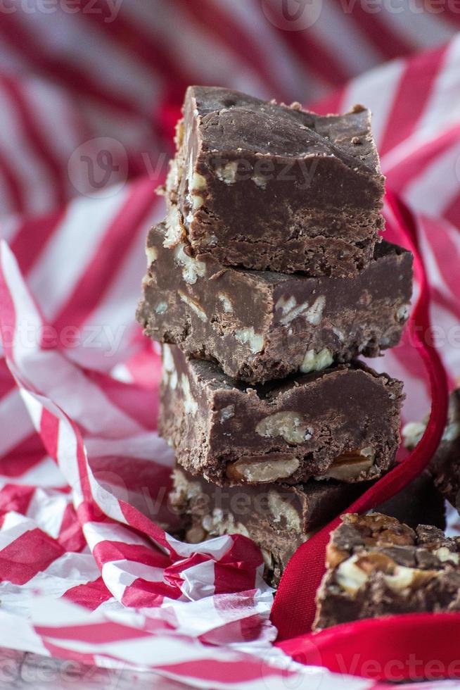 stapel von weihnachtsfondantquadraten als geschenk für die feiertage foto