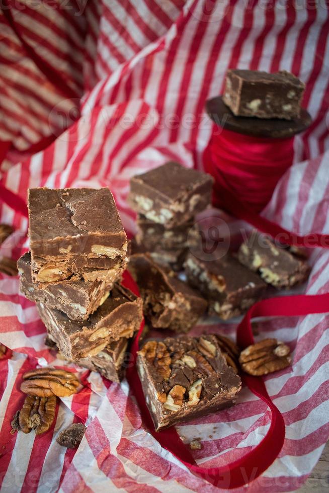 stapel von weihnachtsfondantquadraten als geschenk für die feiertage foto