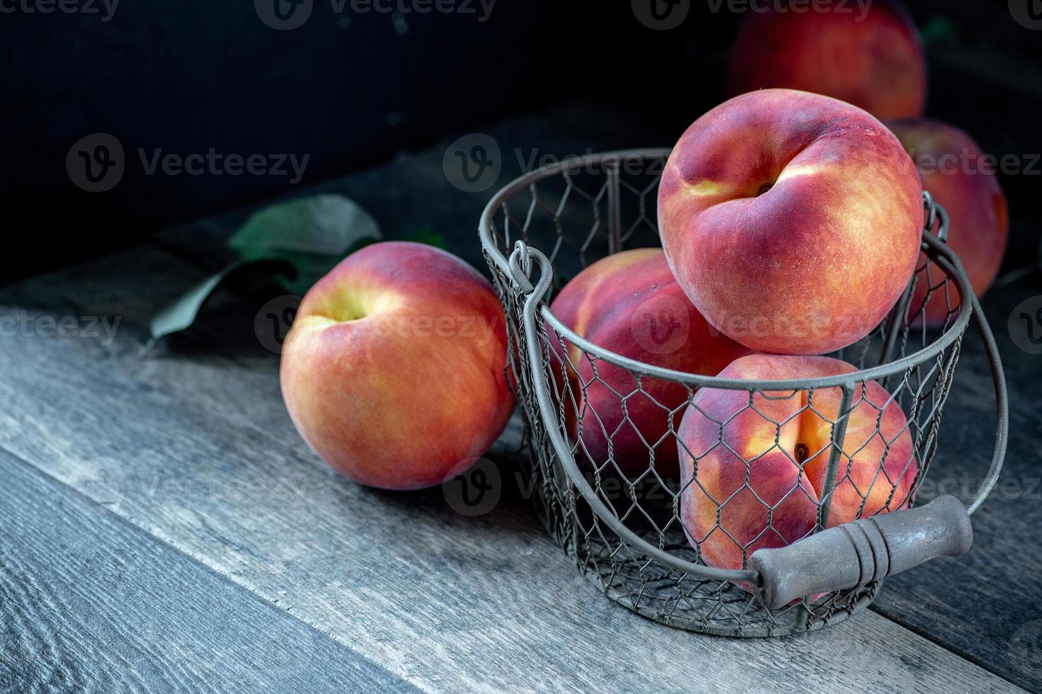 Farm frische Pfirsiche auf rustikalem Tisch foto