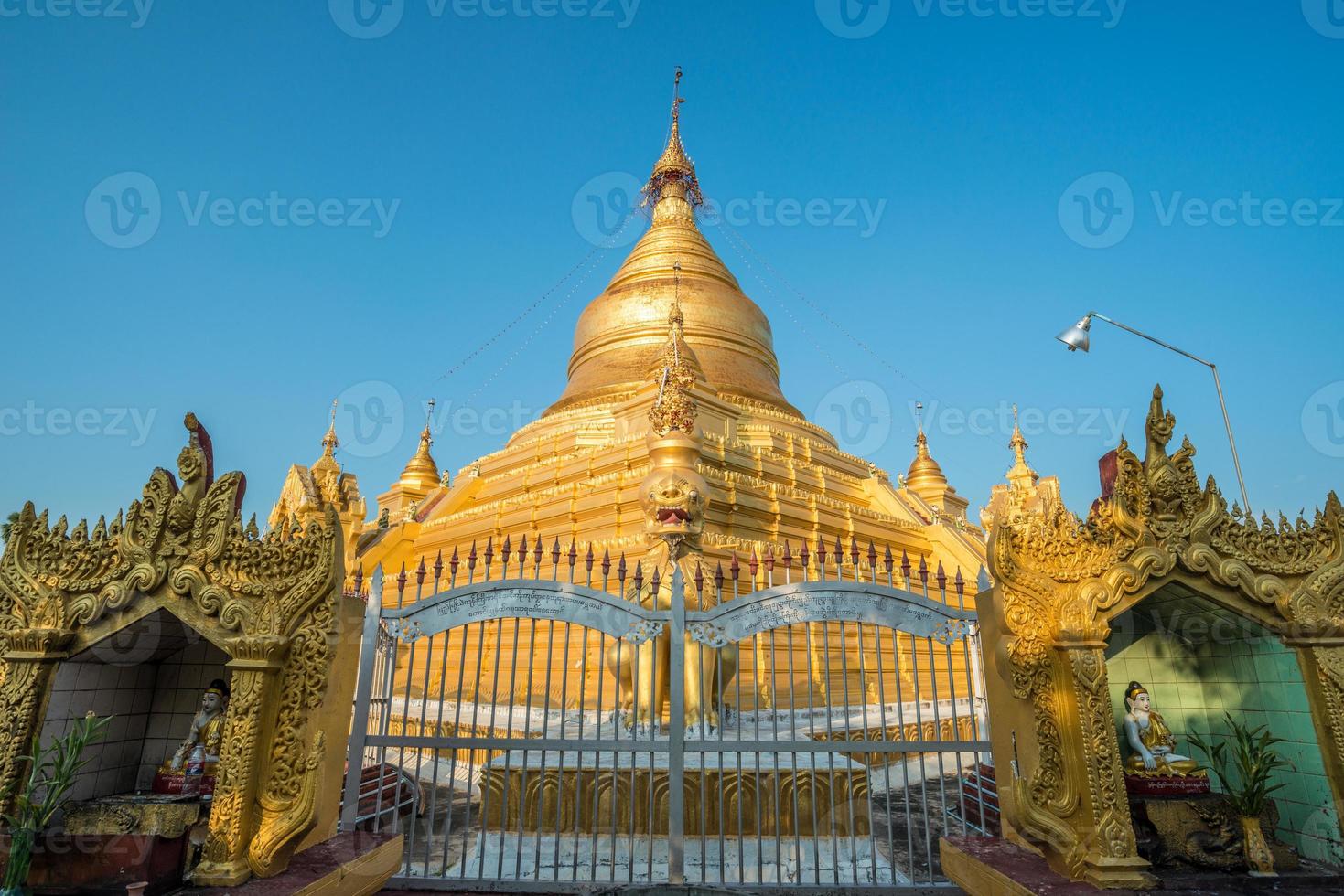 Die Kuthodaw-Pagode ist eine buddhistische Stupa in Mandalay, Burma. das das größte Buch der Welt enthält. Die Kuthodaw-Pagode besteht aus Hunderten von Schreinen, die beschriftete Marmorplatten beherbergen. foto