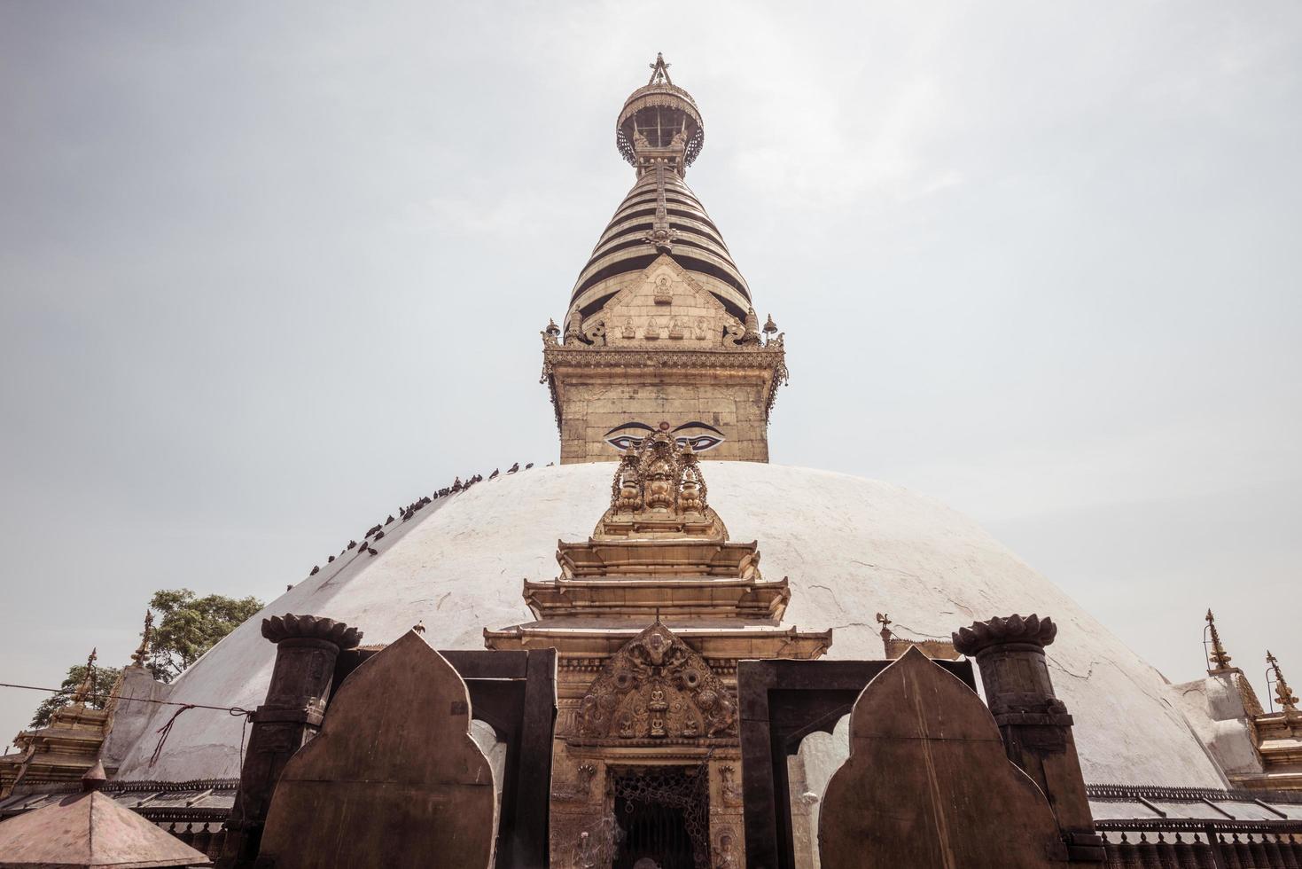 swayambhunath ist eine alte religiöse architektur auf einem hügel im kathmandu-tal. Der Swayambhunath-Komplex besteht aus einem Stupa, einer Vielzahl von Schreinen und Tempeln. foto