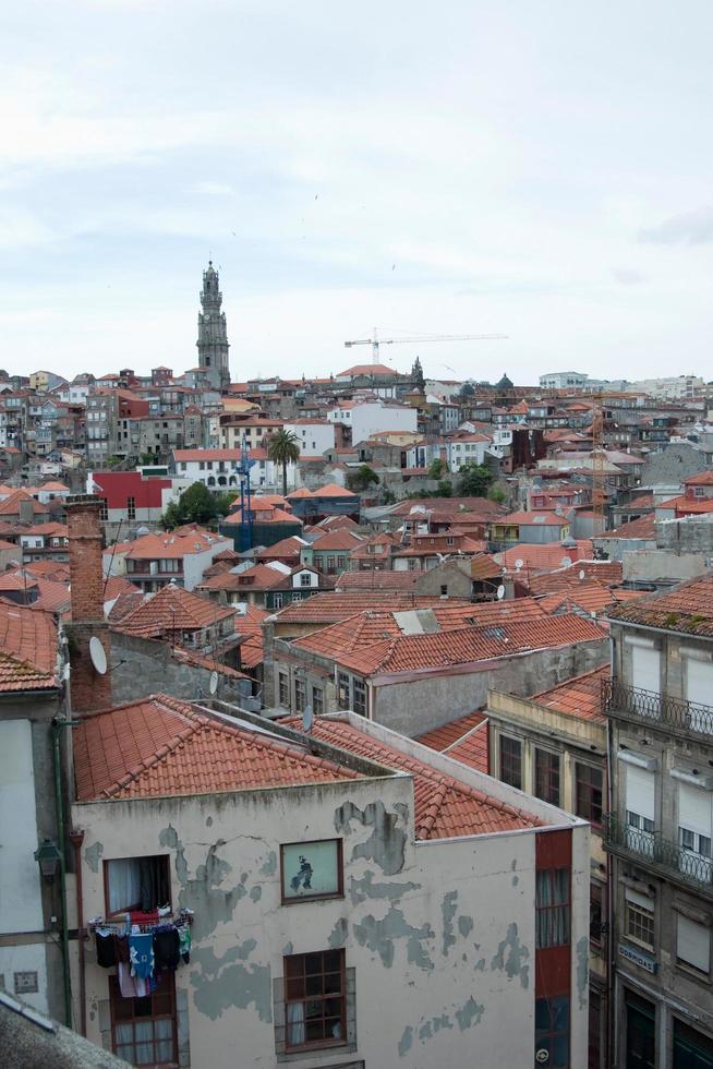 Blick auf die Innenstadt von Porto mit dem hohen Glockenturm der Clerigos-Kirche. Portugal foto