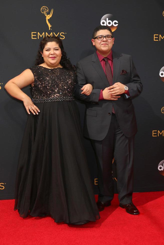 los angeles, 18. september - raini rodriguez, rico rodriguez bei den primetime emmy awards 2016, ankunft im microsoft theater am 18. september 2016 in los angeles, ca foto