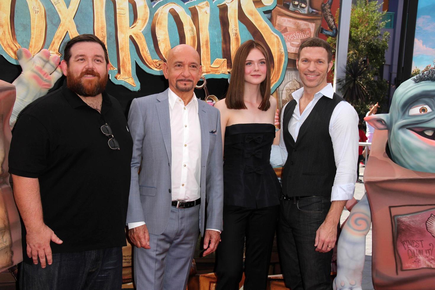 los angeles, 21. september - nick frost, sir ben kingsley, elle fanning, travis knight bei der the boxtrolls los angeles premiere beim universal city walk am 21. september 2014 in los angeles, ca foto