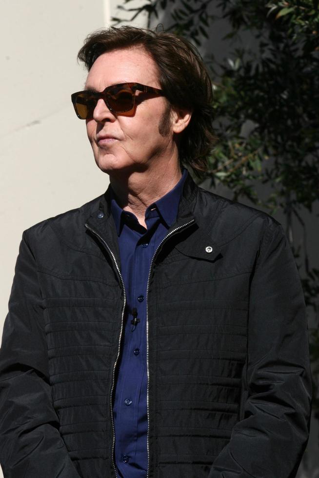 los angeles, feb 9 - paul mccartney bei der hollywood walk of fame zeremonie für paul mccartney im capital records building am 9. februar 2012 in los angeles, ca foto