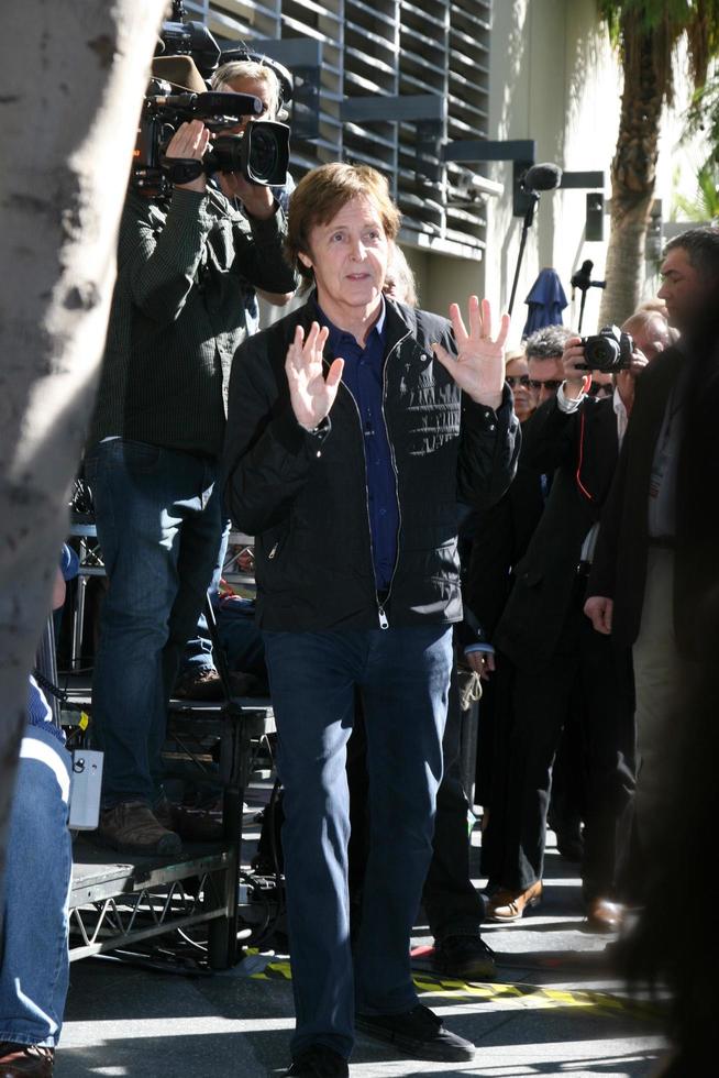 los angeles, feb 9 - paul mccartney bei der hollywood walk of fame zeremonie für paul mccartney im capital records building am 9. februar 2012 in los angeles, ca foto