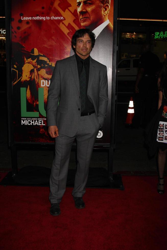 los angeles, 25. jan - jason gedrick kommt am 25. januar 2012 in los angeles, ca., zur lucky los angeles-premiere der hbo-serie im graumans chinese theater foto