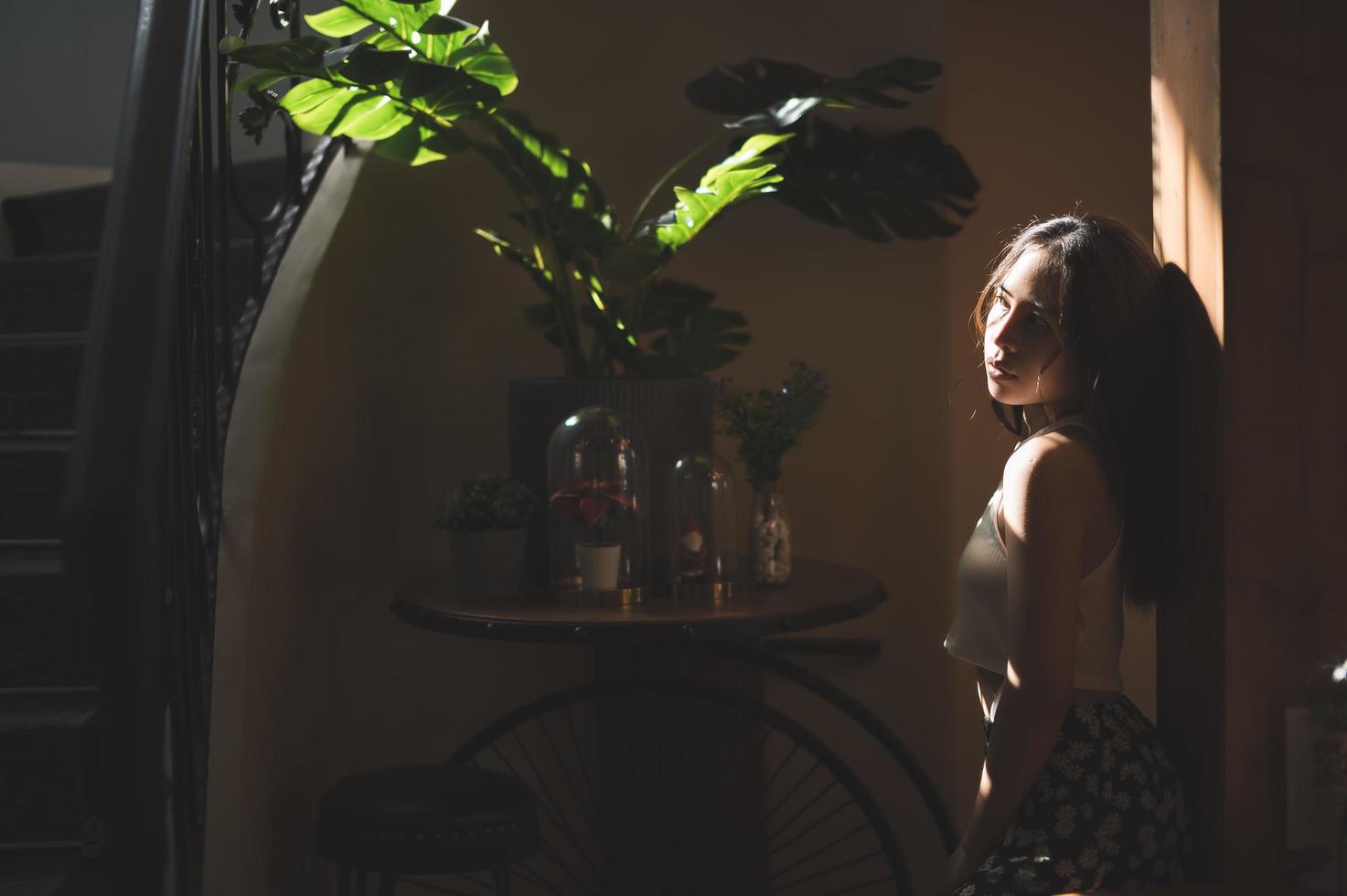 Portrait hübsche Frau in einem Restaurant, Café mit glücklichem Gefühl foto