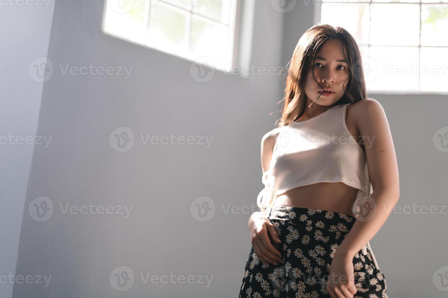 Portrait hübsche Frau in einem Restaurant, Café mit glücklichem Gefühl foto