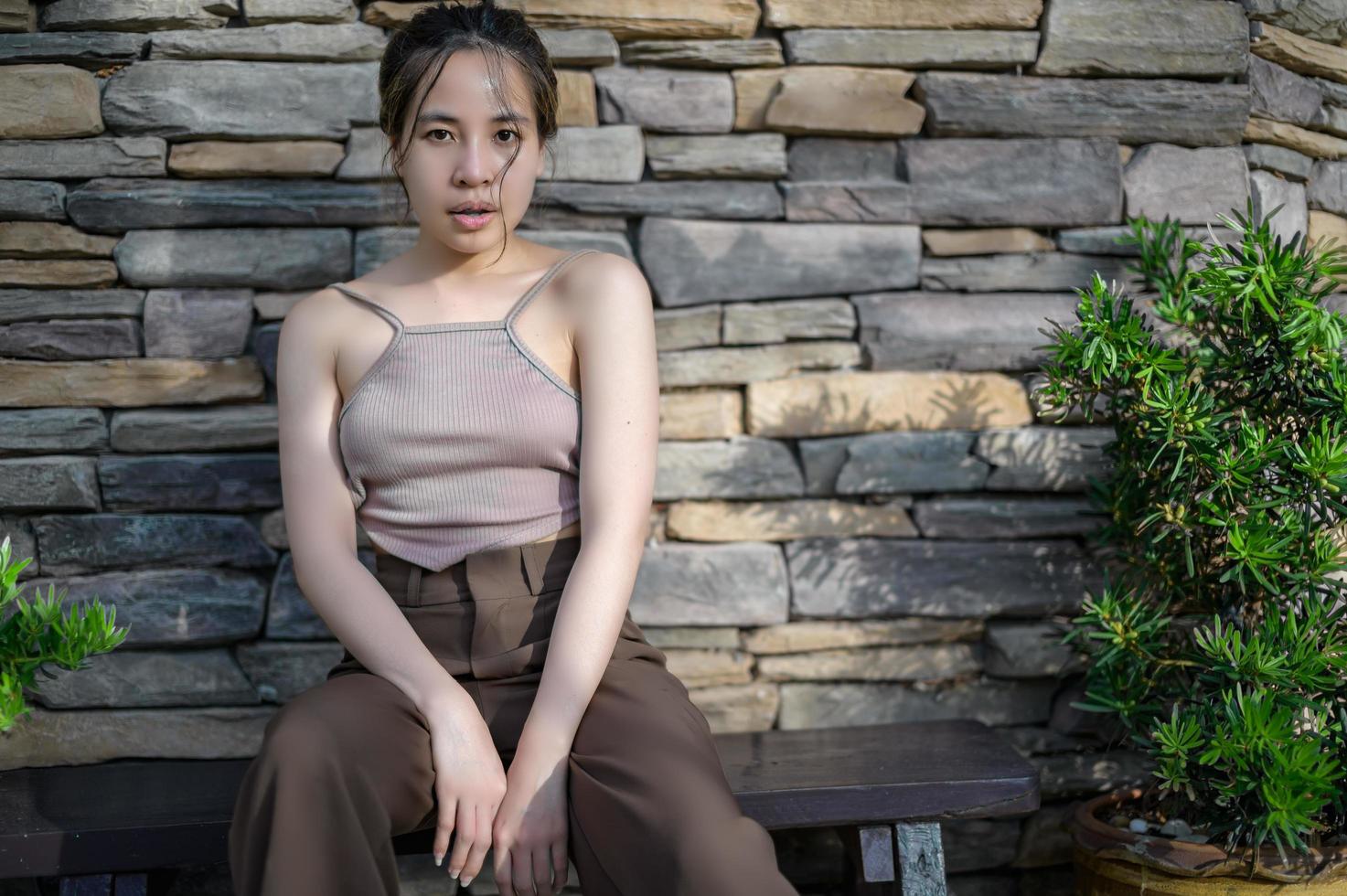 Portrait hübsche Frau in einem Restaurant, Café mit glücklichem Gefühl foto