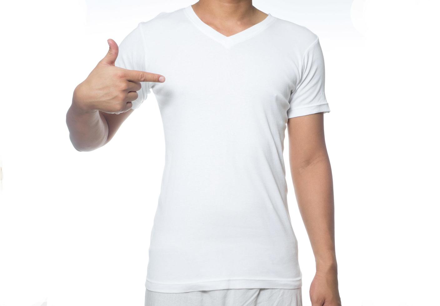 weißes T-Shirt auf einem jungen Mann isoliert auf weißem Hintergrund foto