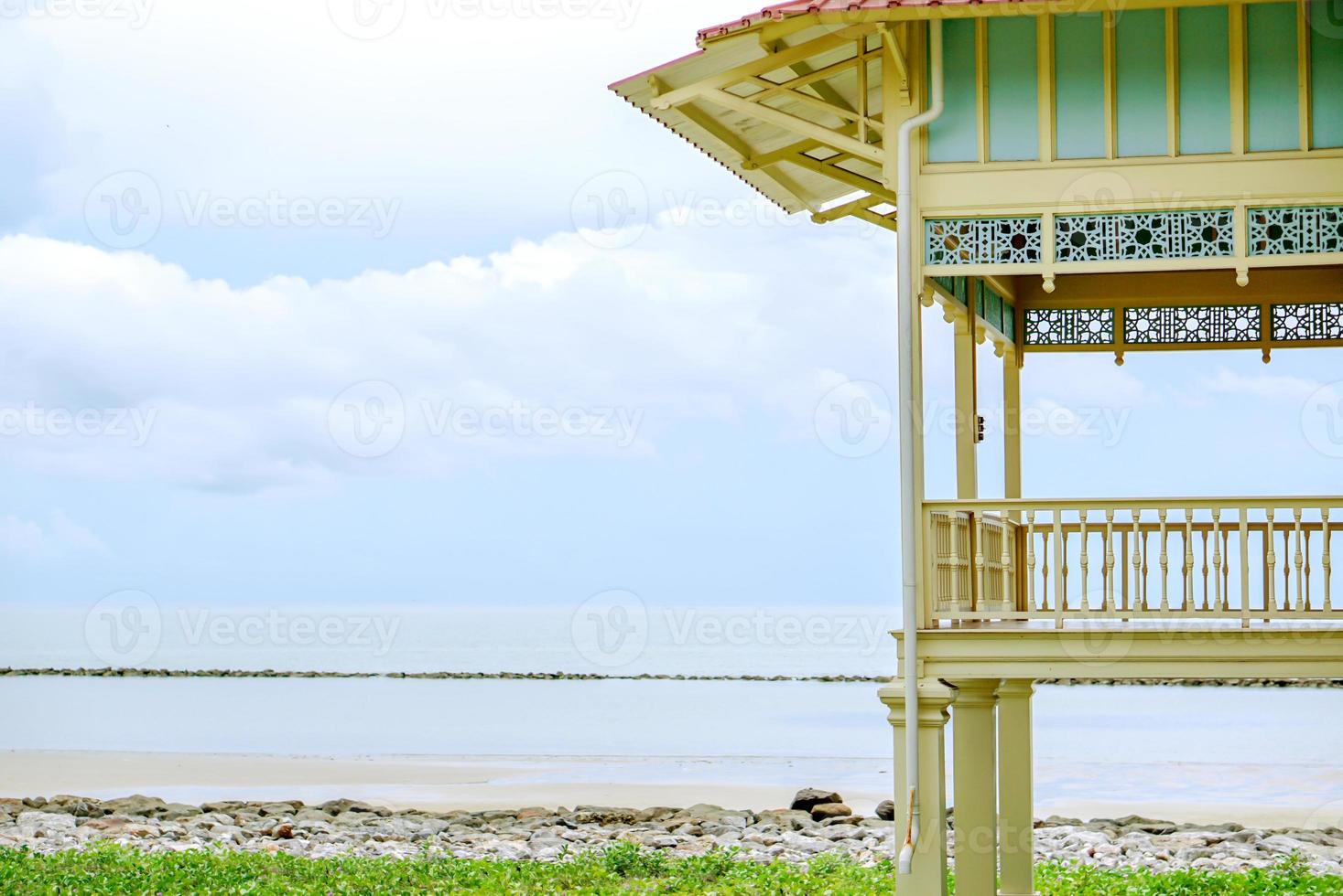 Altes und altes thailändisches Holzhaus am Meer. foto