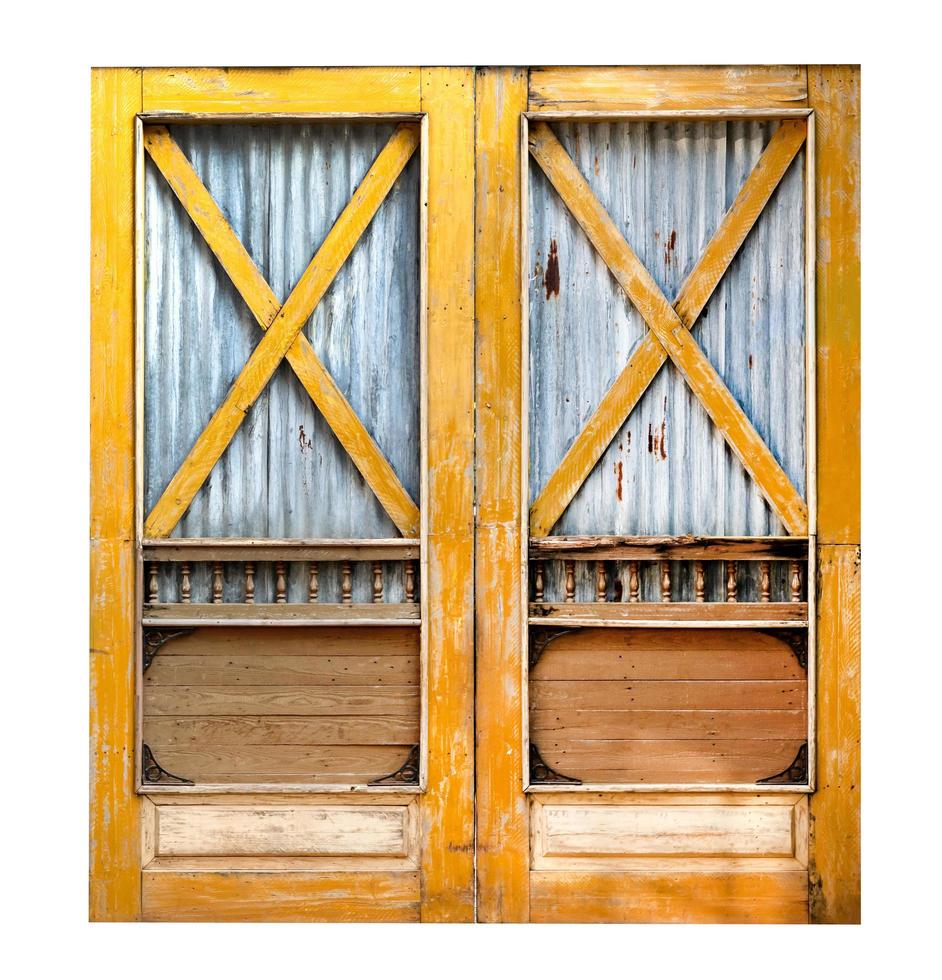 Alte Holztür mit Zinkplan isoliert auf weißem Hintergrund, Beschneidungspfad foto