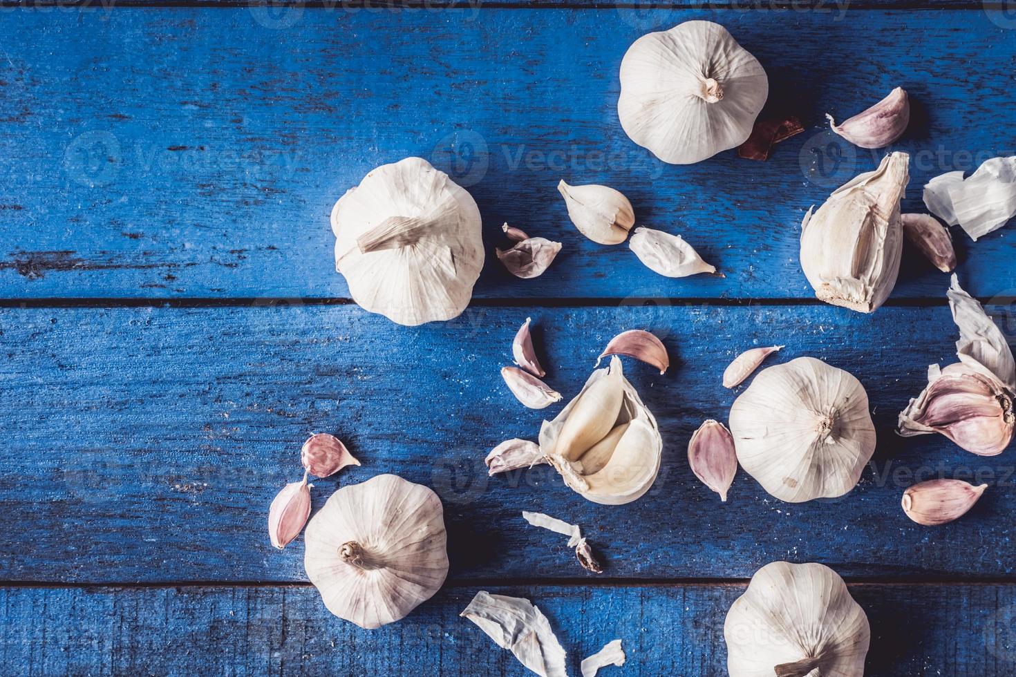 Draufsicht auf Knoblauch auf blauem Holztischhintergrund. foto