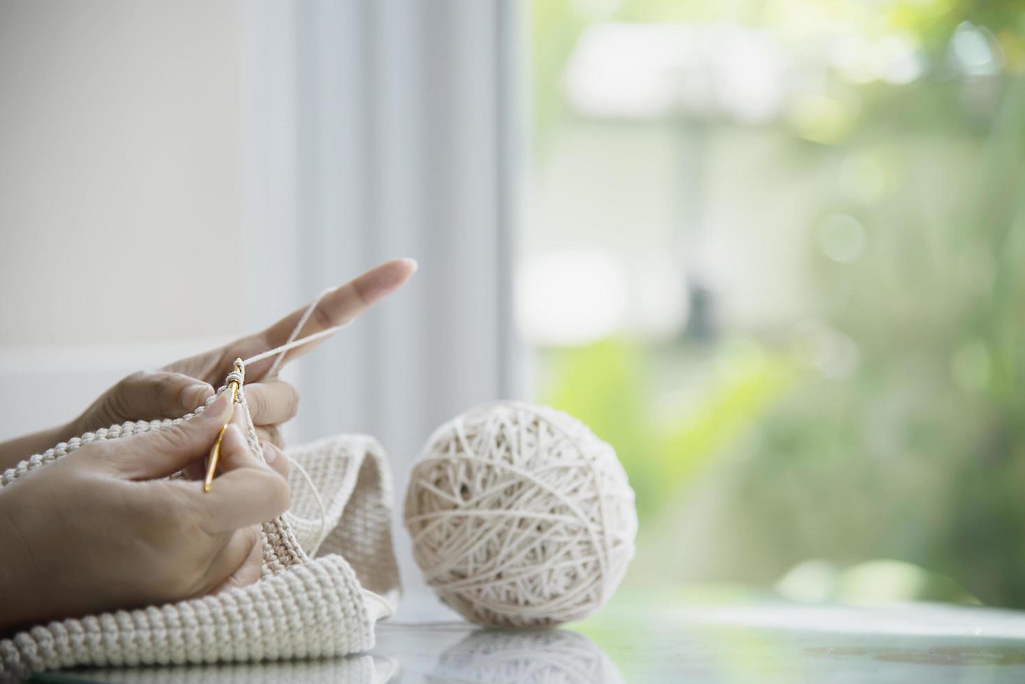 frauenhände, die zu hause strickarbeiten erledigen - menschen mit heimwerkerarbeit zu hause konzept foto