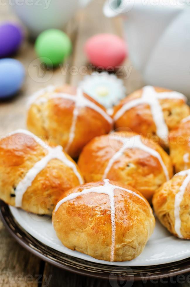 Osterbrötchen mit Kreuz und Eiern foto