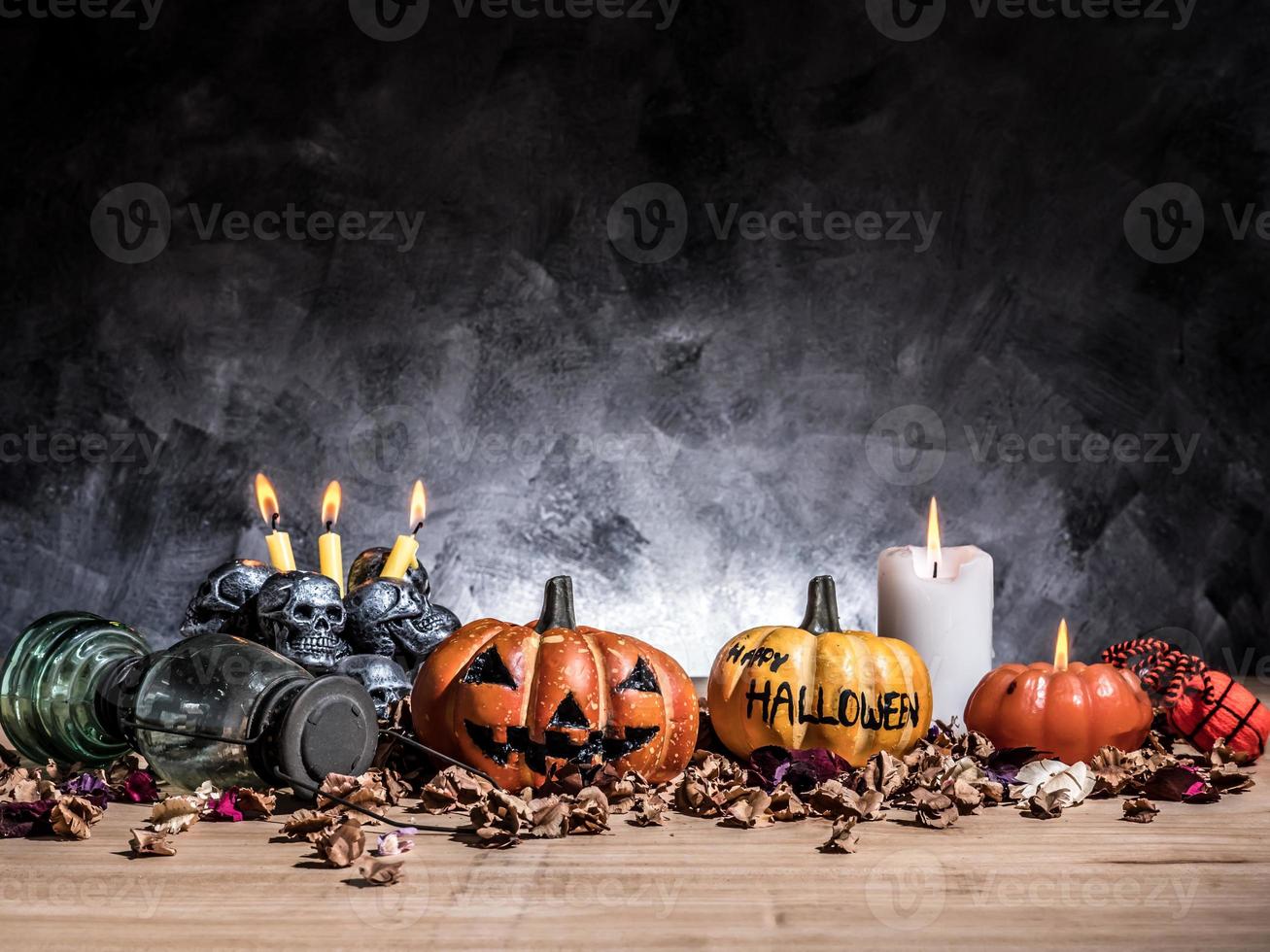 Halloween-Kürbisse mit Kerzenlicht und Totenköpfen auf dunklem Hintergrund. foto