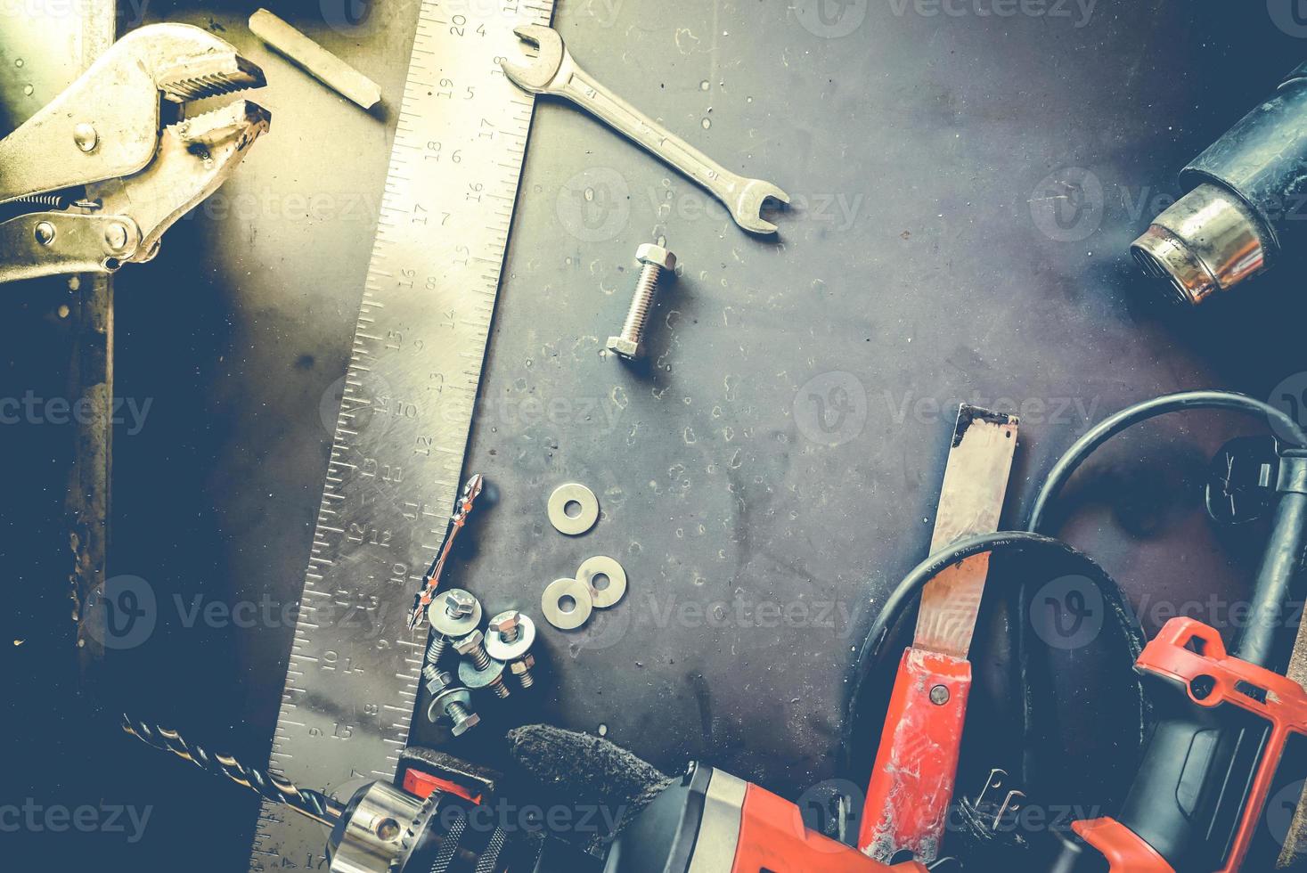 Viele Tools auf Grunge table.view von oben. Platz kopieren. foto