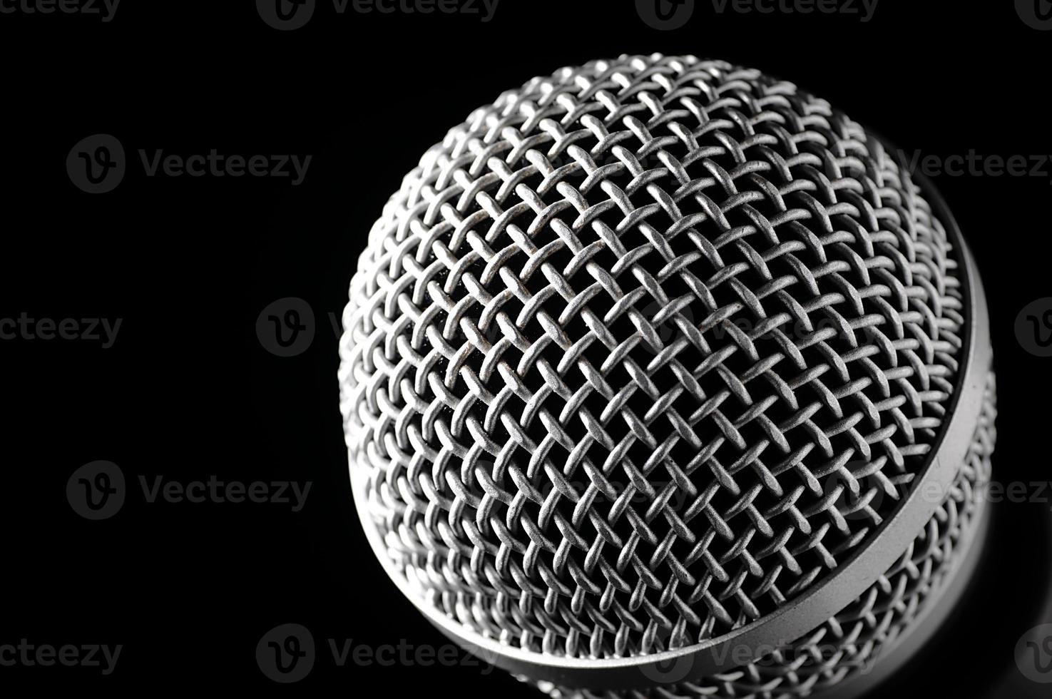 silbernes Mikrofon auf schwarzem Hintergrund. foto