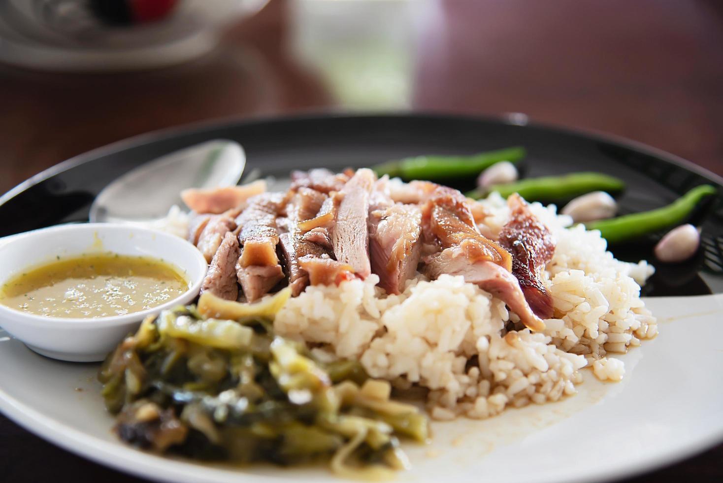 Reis mit Schweinekeule - berühmtes traditionelles thailändisches Rezept foto