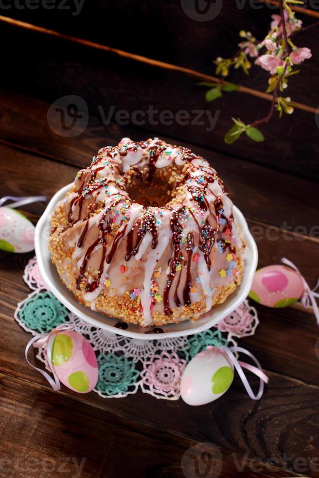 Osterringkuchen mit Zuckerguss und bunten Streuseln foto