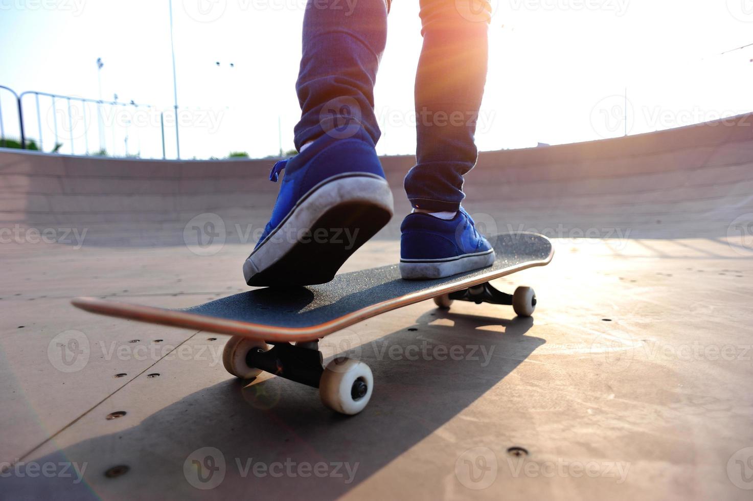 Morgensession eines Skateboarders im Skatepark foto