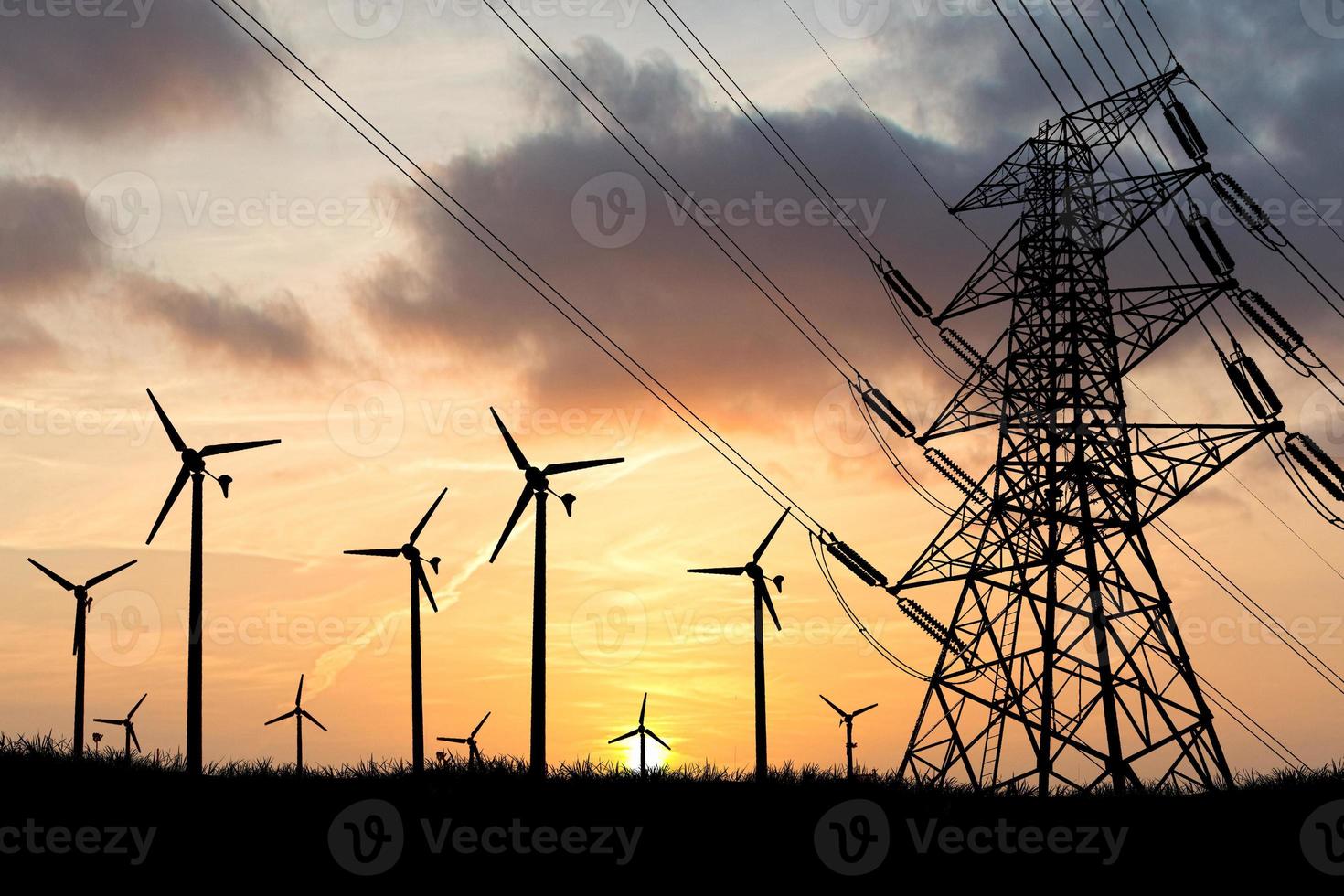 Windräder produzieren abends Strom. Sonnenuntergang, Silhouette, Windmühlen, saubere Energie am Abend. erneuerbare konzeptalternative und saubere und windenergie foto