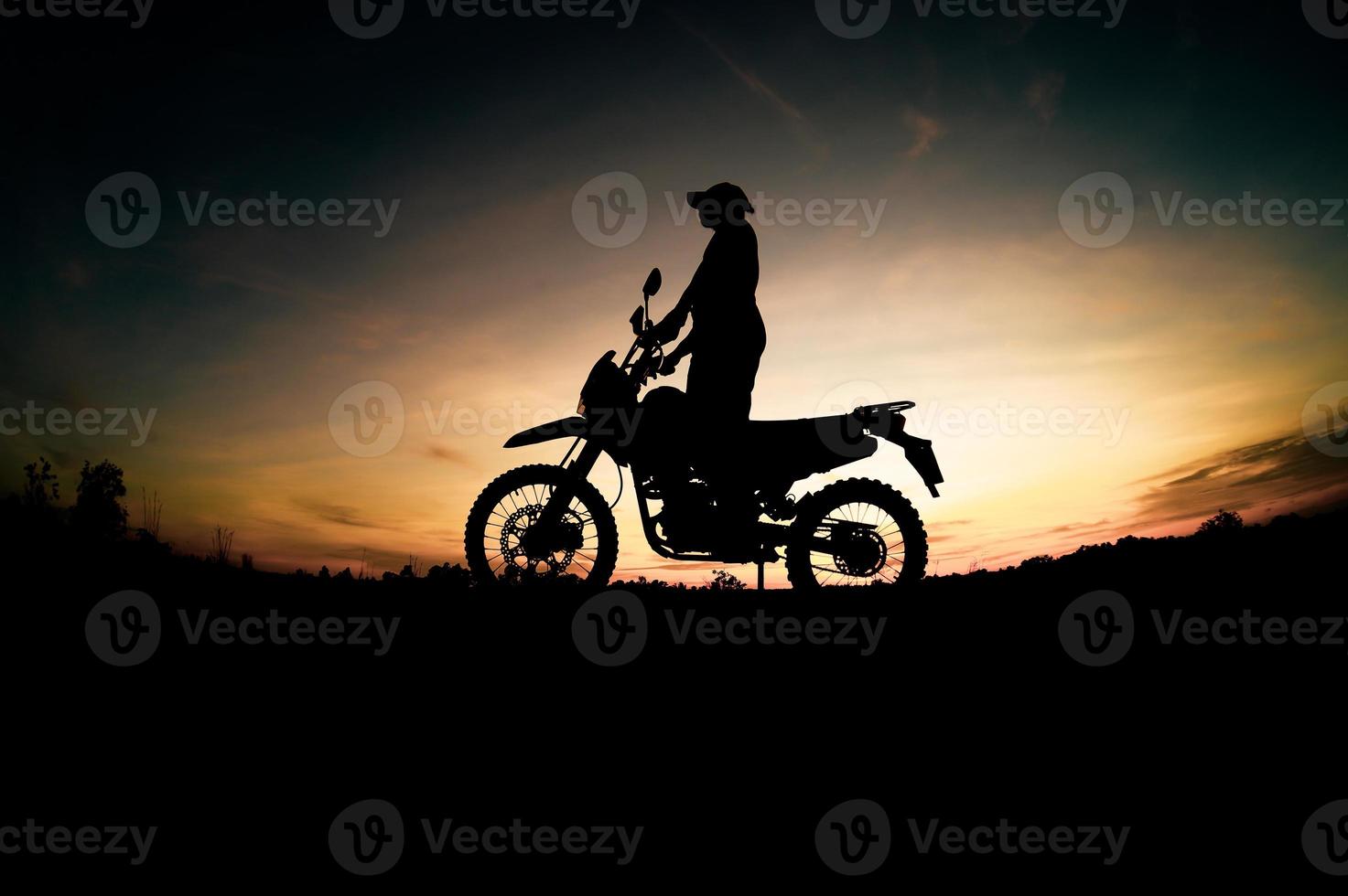 Herren-Silhouetten und Touren-Motocross-Bikes. Park zum Entspannen in den Bergen am Abend. abenteuerreise- und freizeitkonzept foto