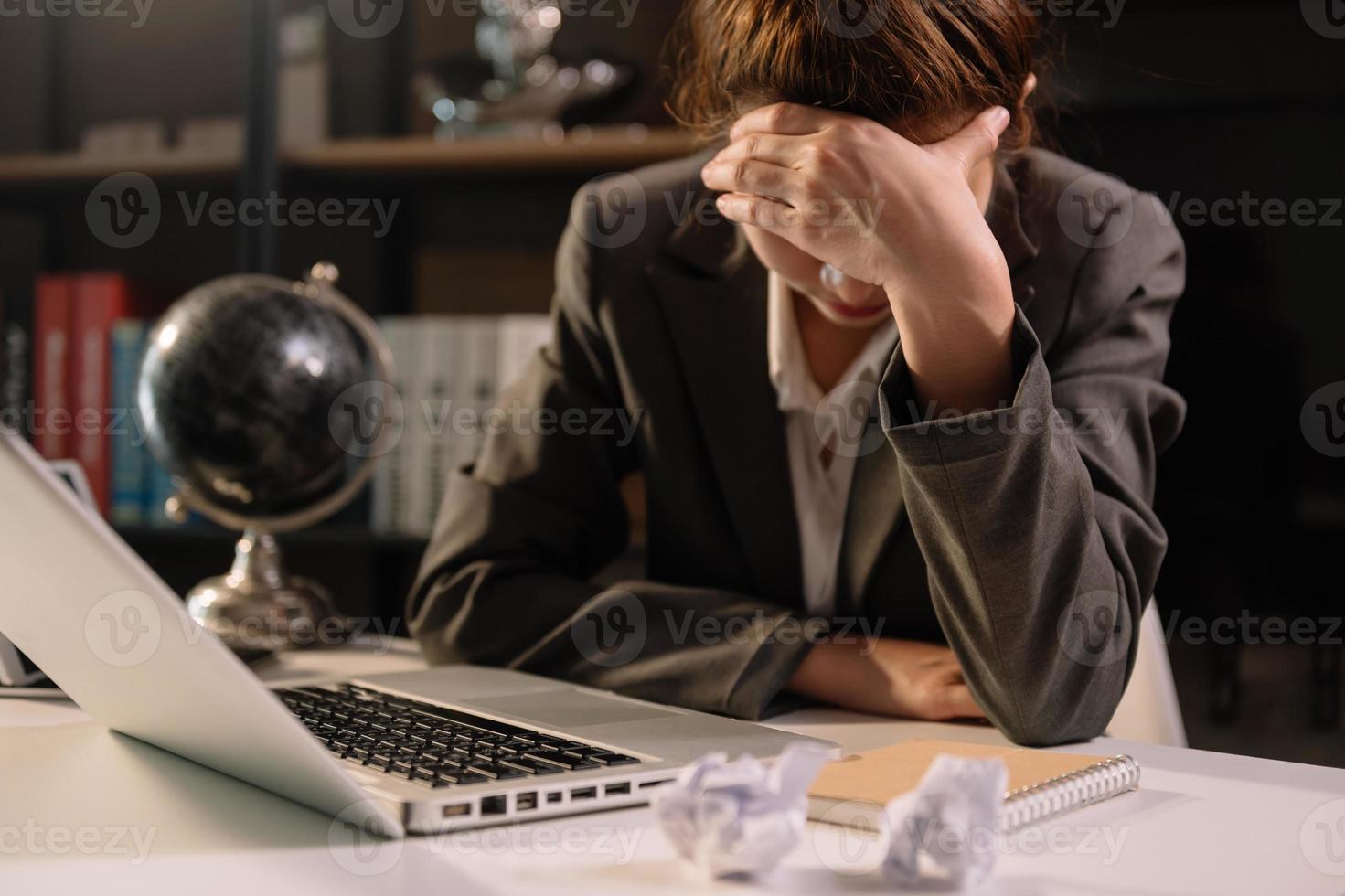 Porträt einer gestressten Geschäftsfrau mit sozialem Netzwerkdiagramm im Büro. foto