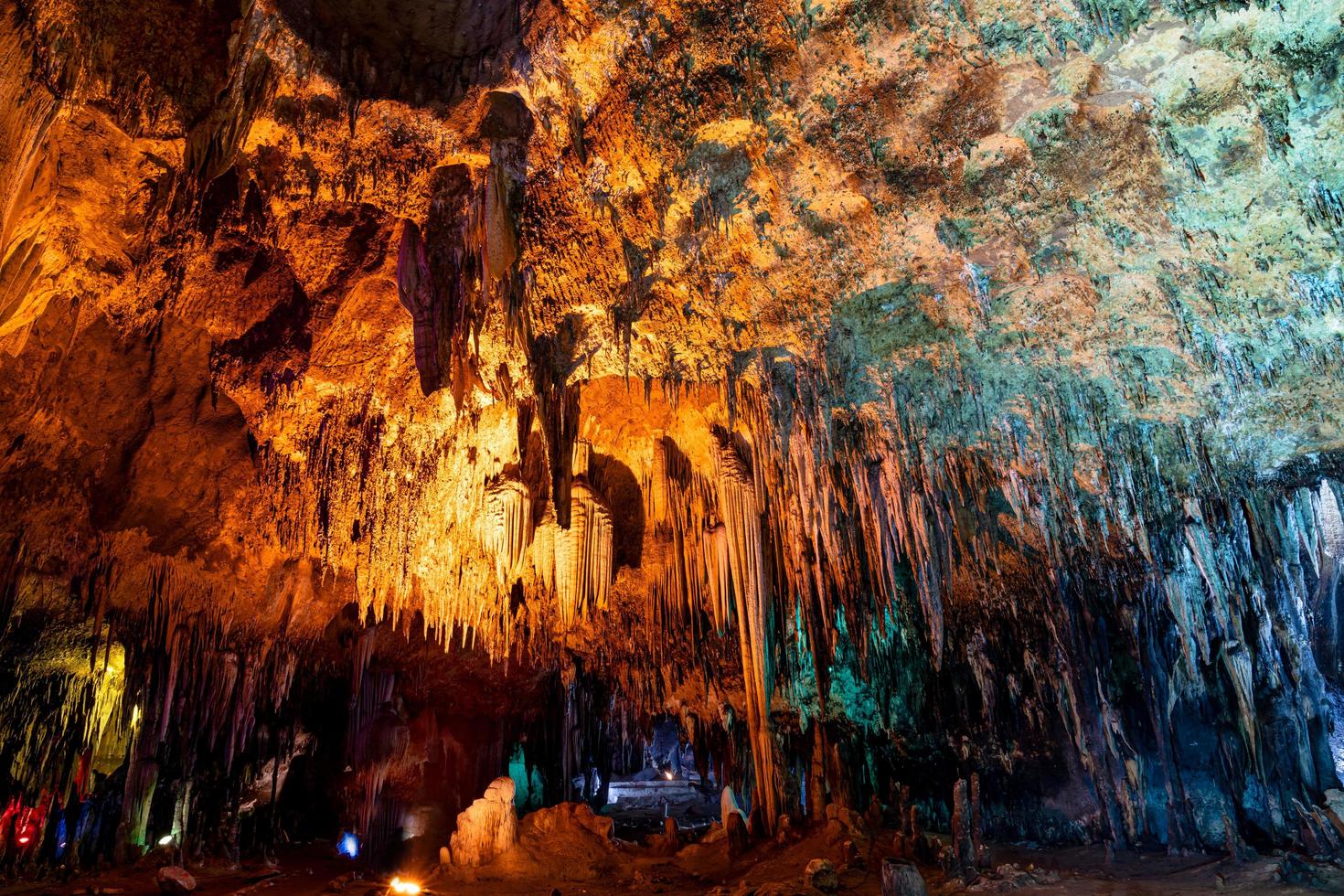 Stalaktiten in der Khao-Bin-Höhle in Ratchaburi, Thailand. foto