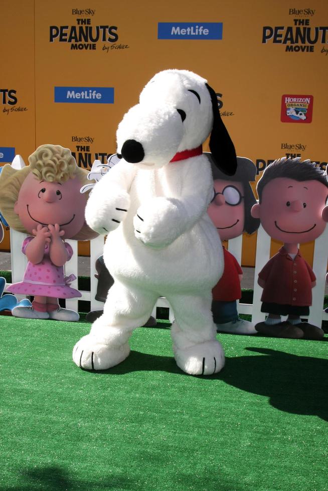 Los Angeles, 1. November - Snoopy bei der Premiere des Peanuts-Films in Los Angeles im Village Theatre am 1. November 2015 in Westwood, ca foto