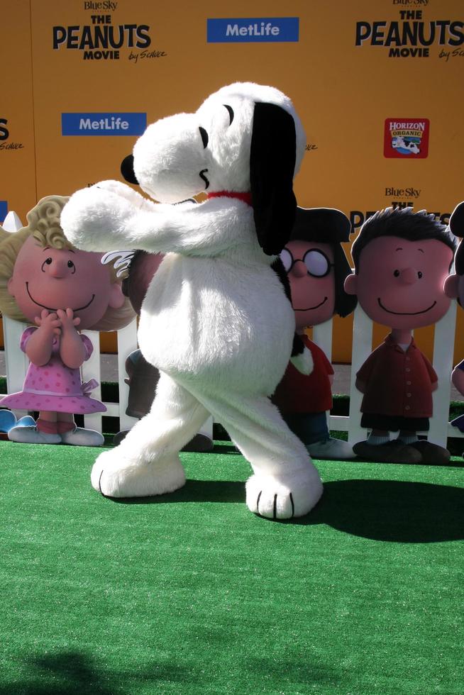 Los Angeles, 1. November - Snoopy bei der Premiere des Peanuts-Films in Los Angeles im Village Theatre am 1. November 2015 in Westwood, ca foto