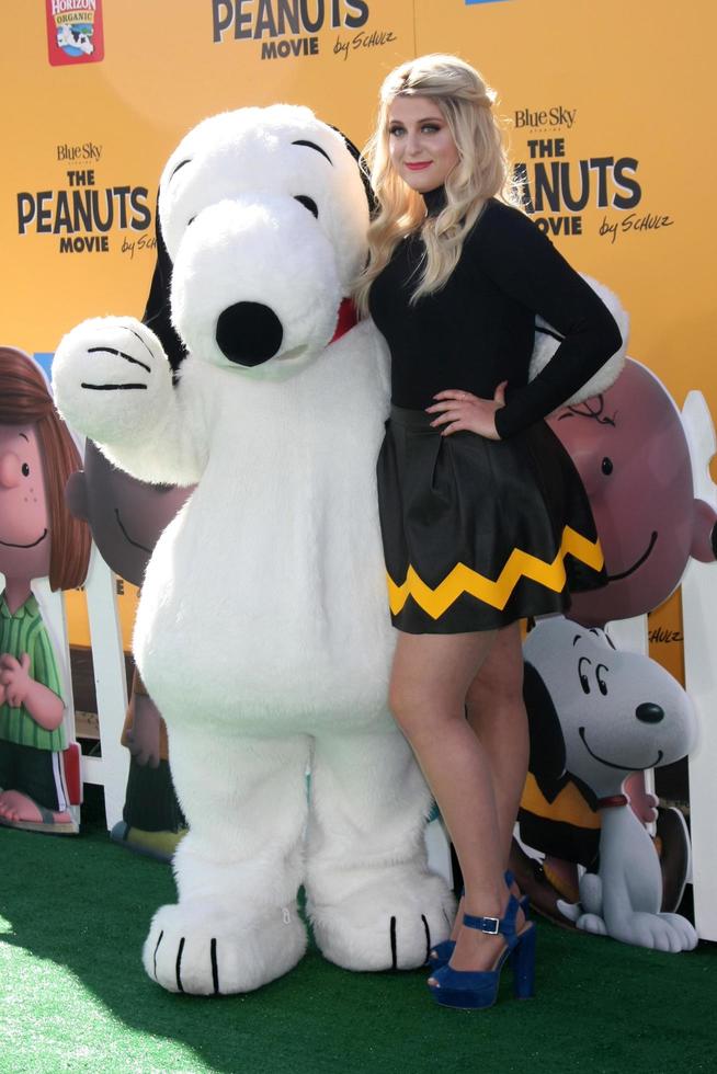 Los Angeles, 1. November - Meghan Trainor, Snoopy bei der Premiere des Peanuts-Films in Los Angeles im Village Theatre am 1. November 2015 in Westwood, ca foto