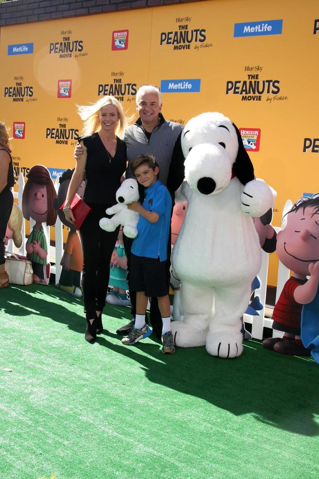 Los Angeles, 1. Nov. - Lisa Mesloh, John O. Hurley, William Dylan O. Hurley bei der Premiere des Peanuts-Films Los Angeles im Village Theatre am 1. November 2015 in Westwood, ca foto