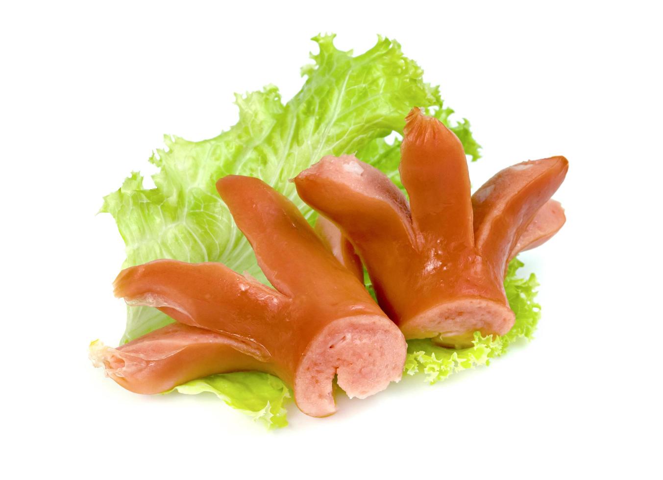 Bratwurst mit Salat isoliert auf weißem Hintergrund foto