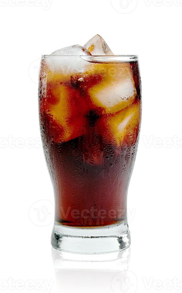 Cola-Wasser und Eiswürfel in Glas transparent isoliert auf weißem Hintergrund, inklusive Beschneidungspfad foto