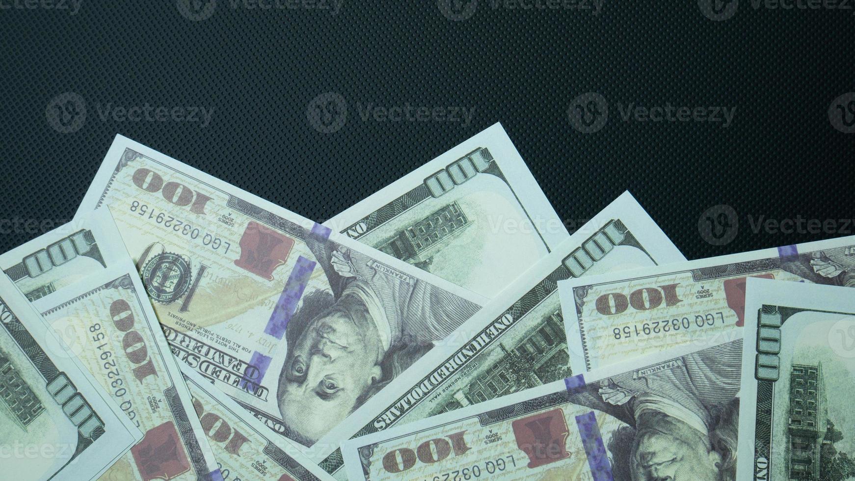 die 100-Dollar-Banknote auf schwarzem Hintergrund für geschäftliche Inhalte foto