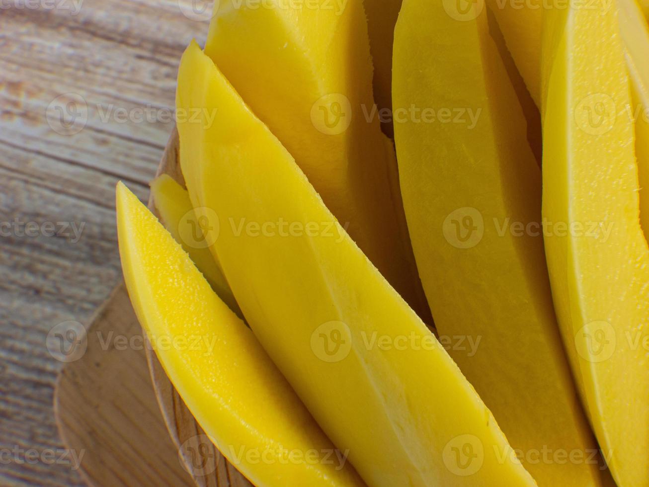 eingelegte mango thailand in schüssel auf holztisch für lebensmittelinhalt. foto