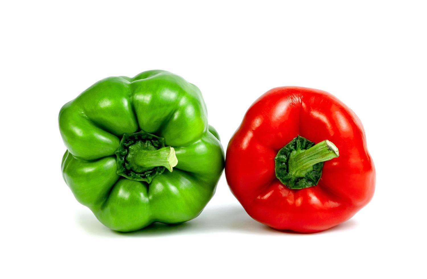 rote grüne süße Paprika in Scheiben geschnitten isoliert auf weißem Hintergrund foto
