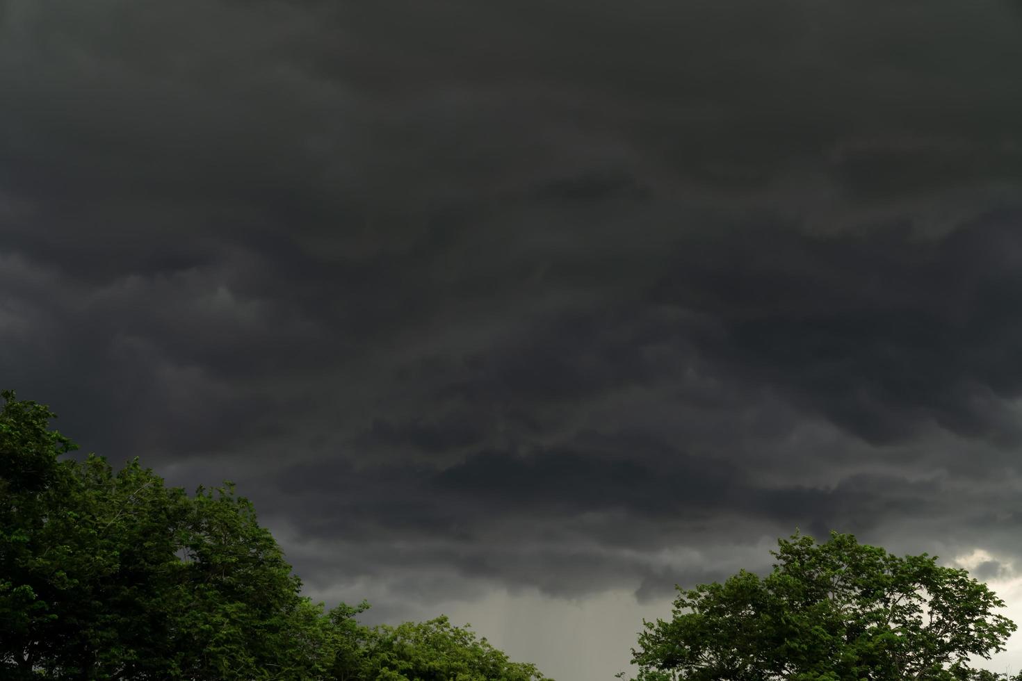 Regenwolken und strukturierter Hintergrund des schwarzen Himmels foto