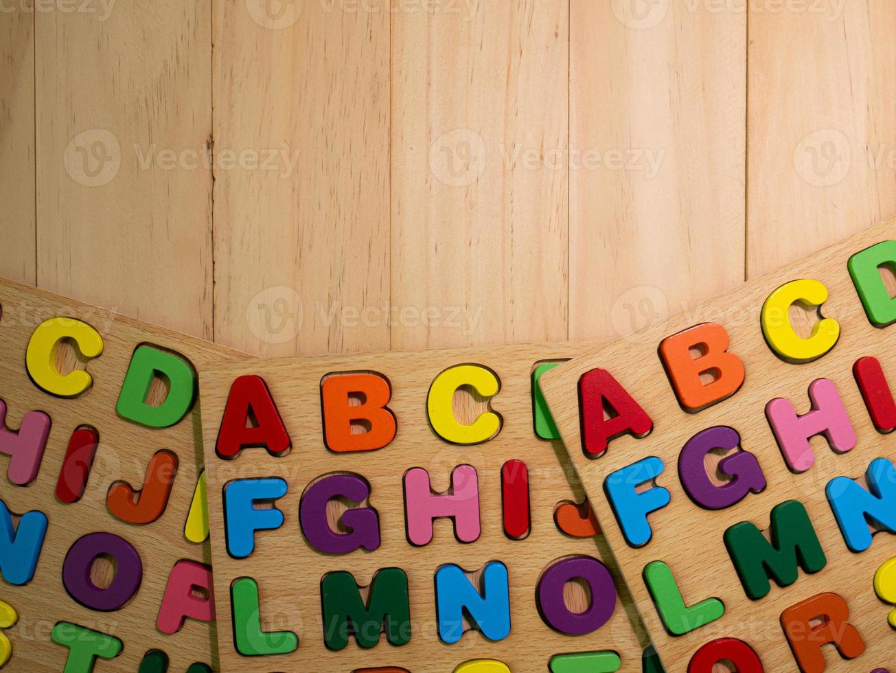 Holzalphabet mehrfarbig auf dem Tisch für Bildung oder Kinderkonzept foto