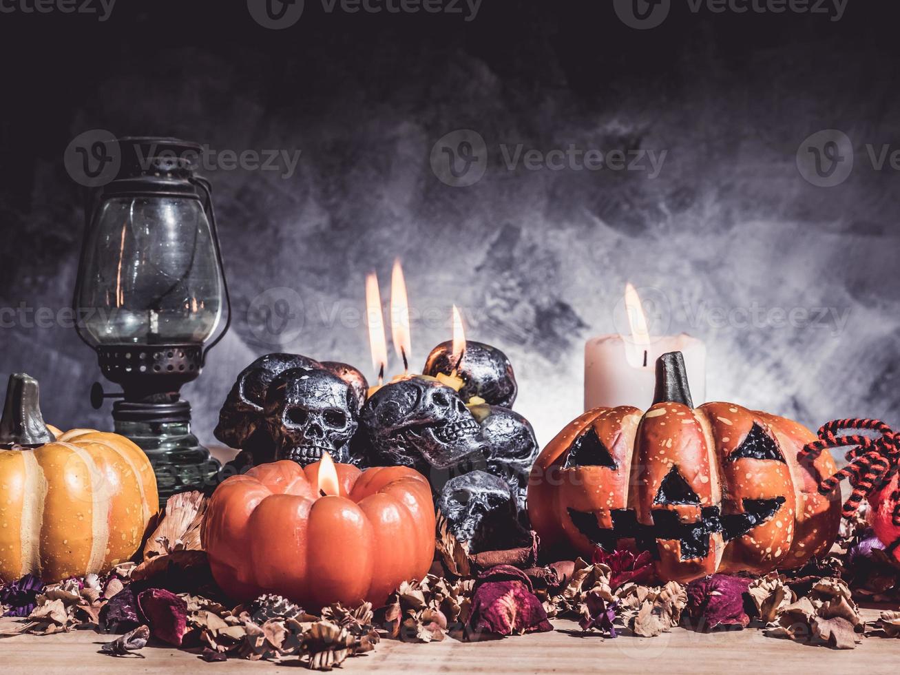 Halloween-Kürbisse mit Kerzenlicht und Totenköpfen auf dunklem Hintergrund. foto