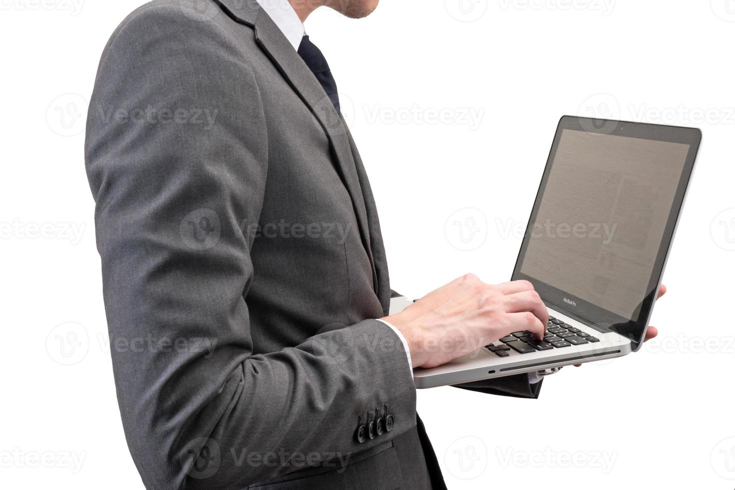 Geschäftsmann hält Laptop isoliert auf weißem Hintergrund. foto