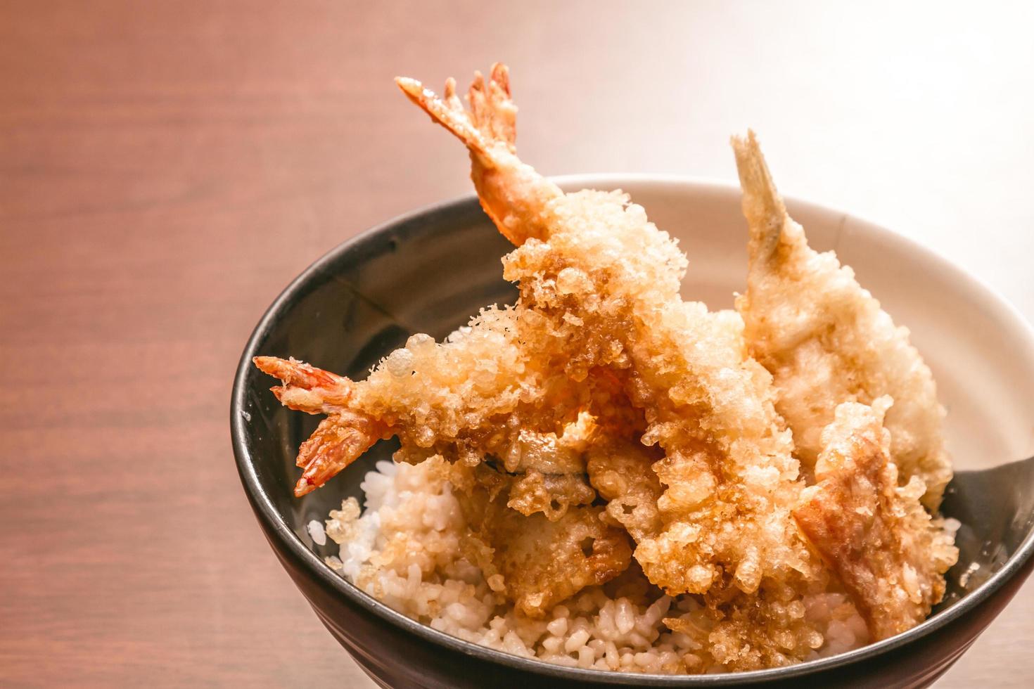 Tempura mit Reis in einer Schüssel, japanisches Essen foto