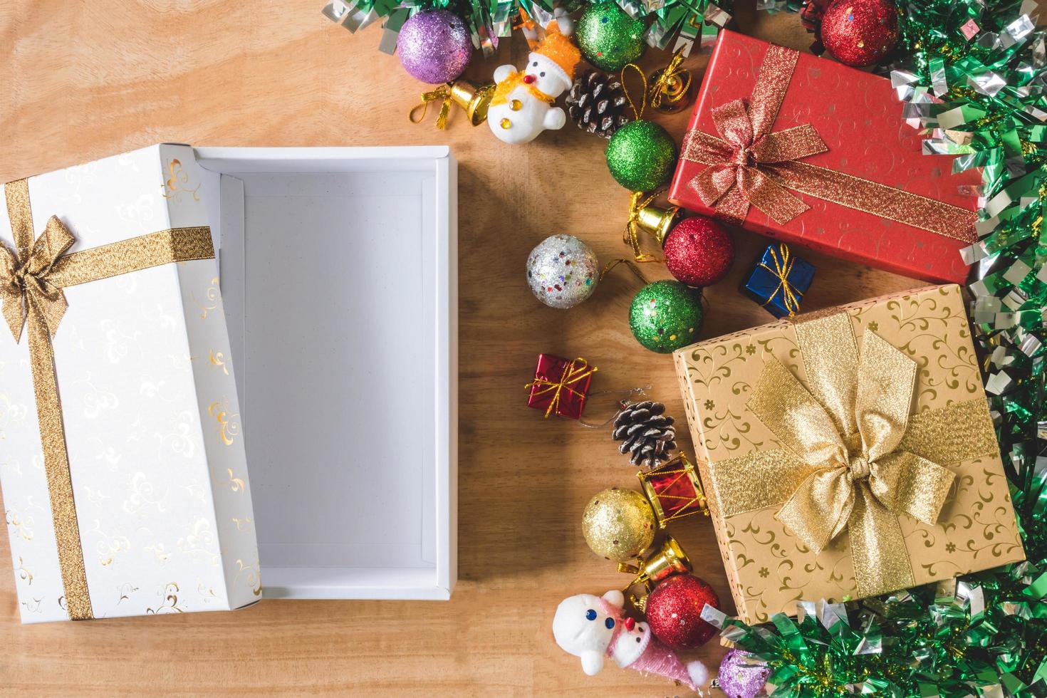Draufsicht auf Geschenkboxen mit Weihnachtsdekoration auf Holztischhintergrund foto