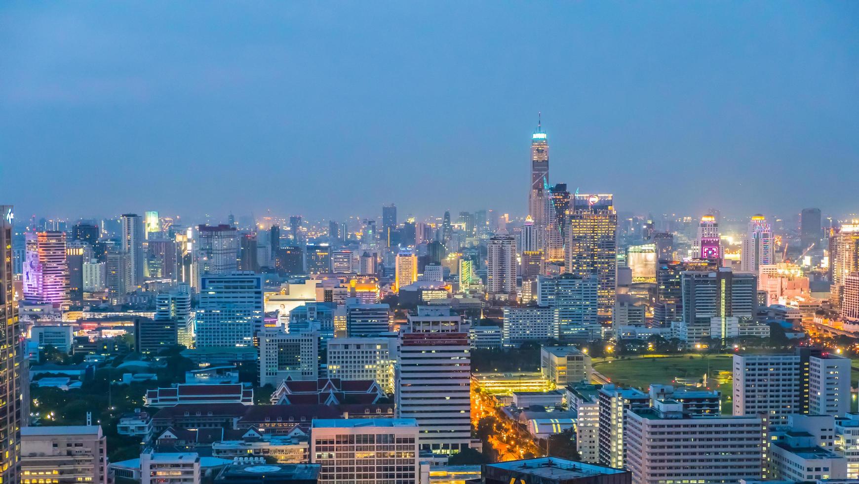 geschäftsviertel mit hohem gebäude nachts, bangkok, thailand foto