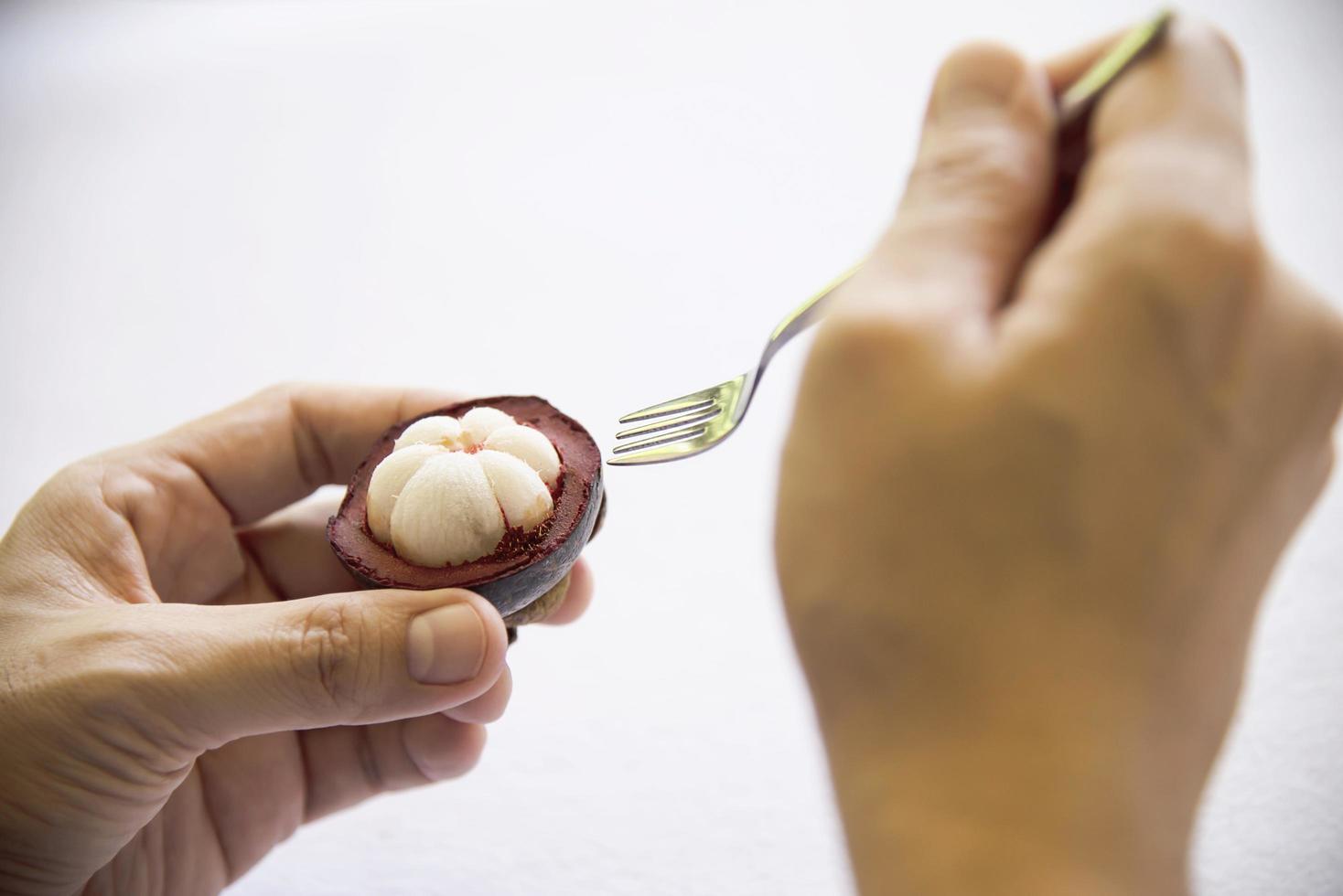 mangosteen thailändische beliebte früchte - eine tropische frucht mit süßen, saftigen weißen fleischsegmenten in einer dicken rotbraunen rinde. foto