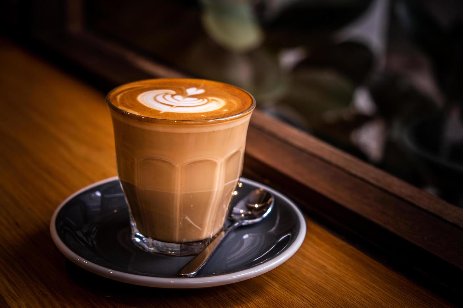 eine tasse kaffee latte draufsicht mit blattformschaum foto
