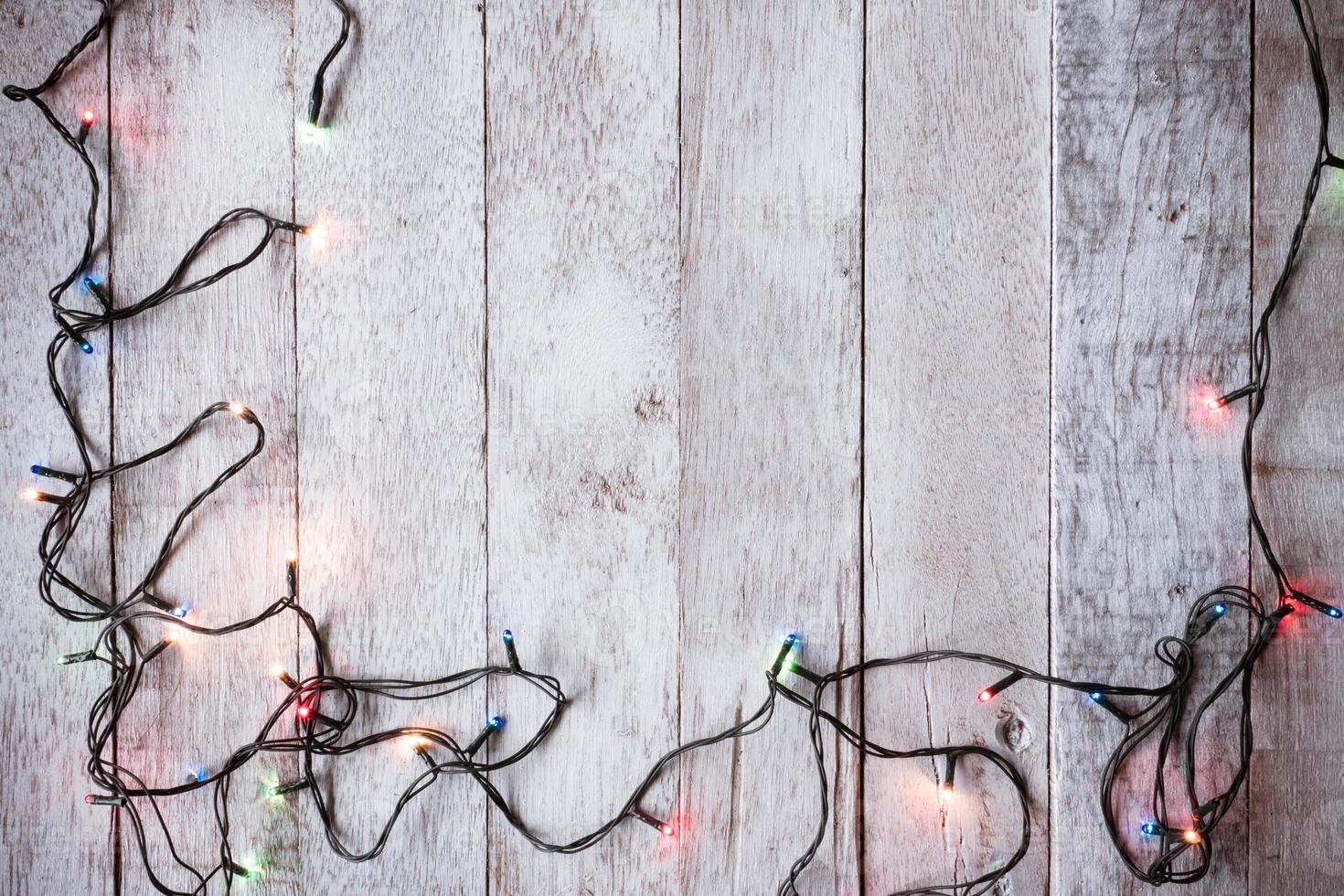 Draufsicht der Weihnachtsbeleuchtung auf Holztischhintergrund foto