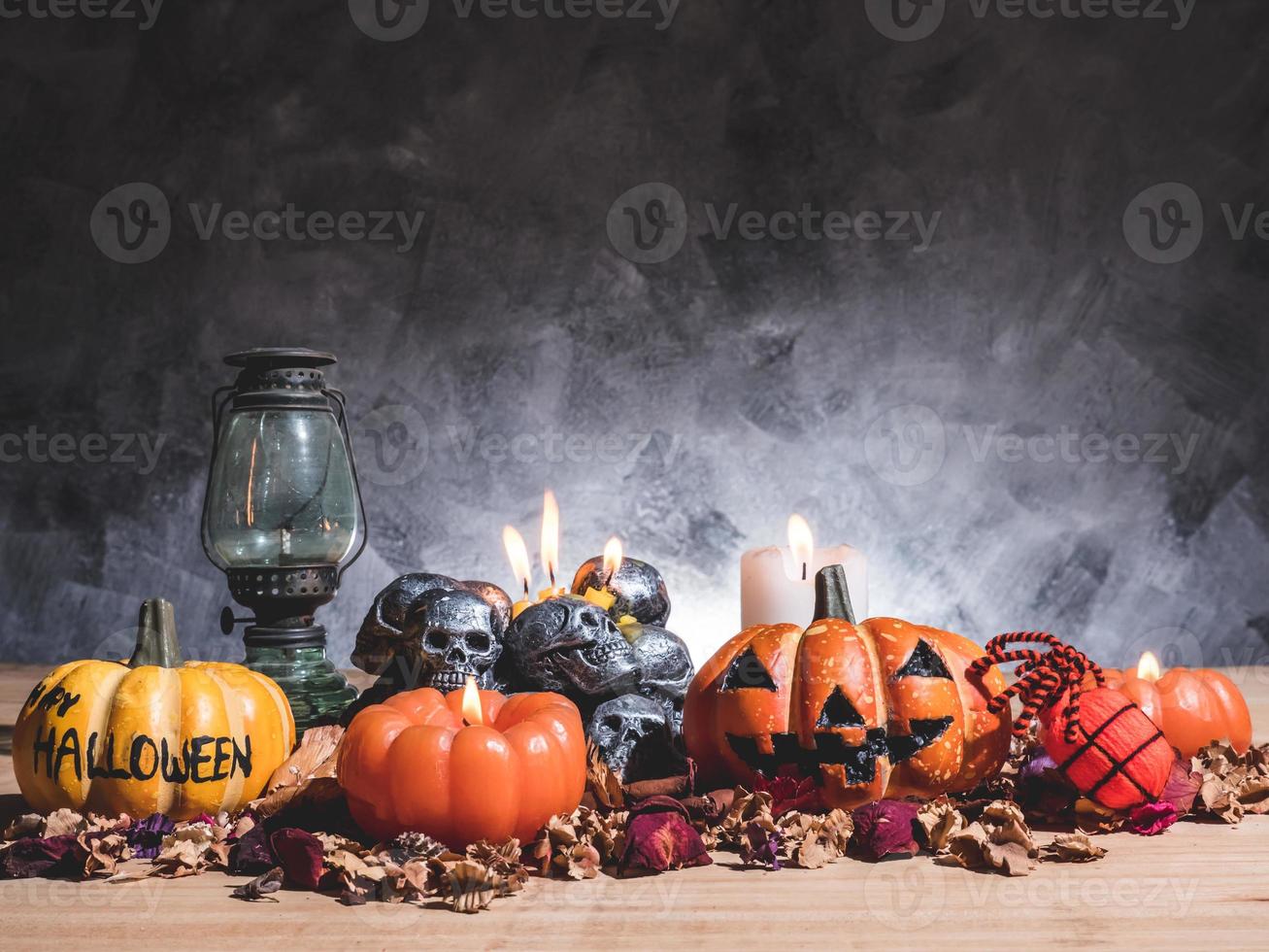 Halloween-Kürbisse mit Kerzenlicht und Totenköpfen auf dunklem Hintergrund. foto